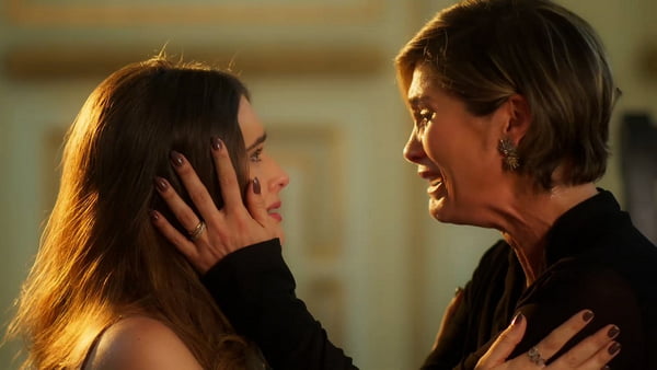 Luna (Juliana Paiva) conta para Helena (Flávia Alessandra) que é sua filha em Salve-se Quem Puder