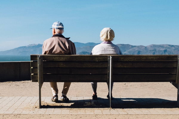 idosos sentados em banco - Matthew Bennett