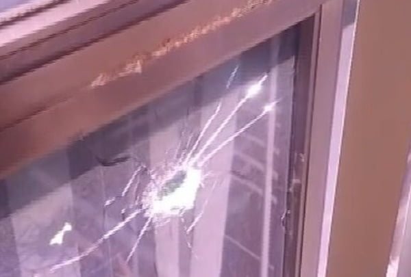 tiros atingem janela do Detran no Rio