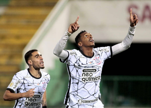 Corinthians vence a Chapecoense