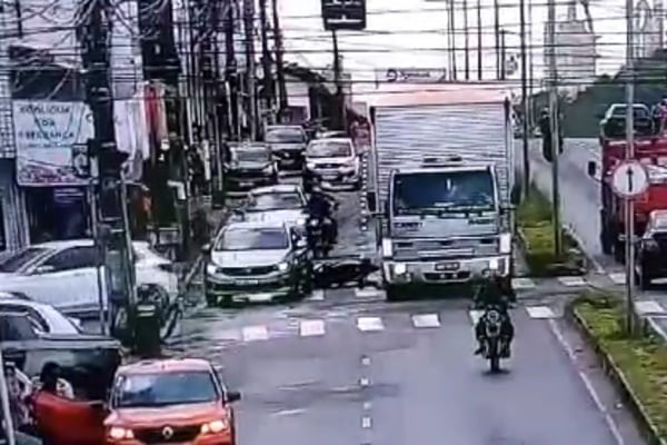 motociclista é atingido por caminhão