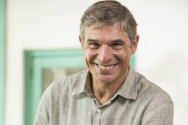 Chef Olivier Anquier de camisa social sorrindo - Metrópoles