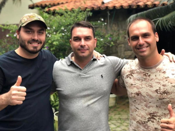 Carlos, Flávio e Eduardo Bolsonaro - Metrópoles