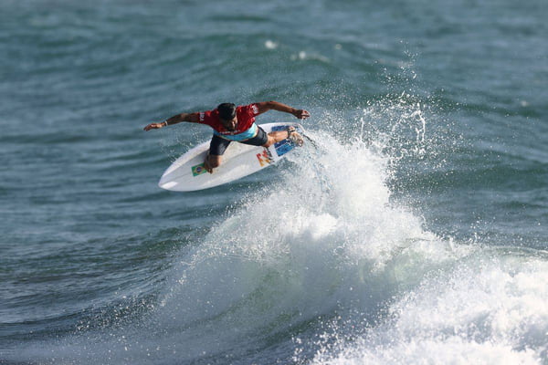Ítalo Ferreira vence bateria no surfe