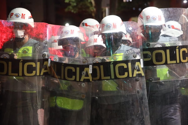 Black blocs agem no fim do protesto em São Paulo em 24 de julho