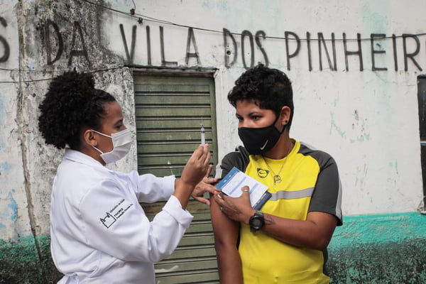 Vacinação na comunidade Vila dos Pinheiros, no Complexo da Maré no Rio de Janeiro 1