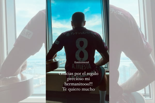 Daniel Alves recebe camisa autografada de Iniesta
