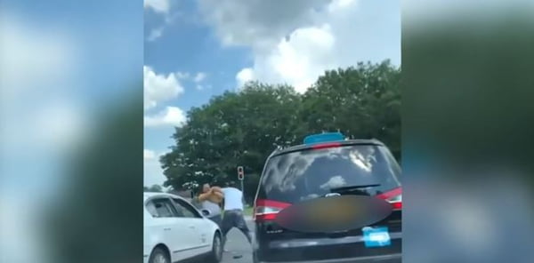 Homens brigam no trânsito na Inglaterra