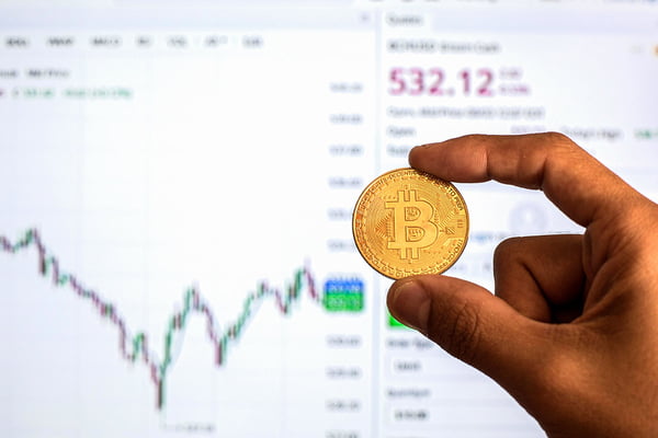 Bitcoin e outras criptomoedas: o que são e como investir nelas