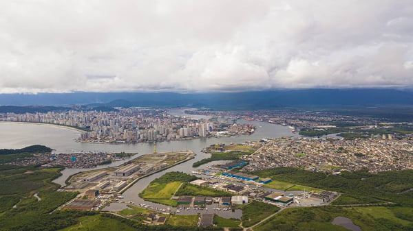 Imagem colorida com vista aérea do porto de santos - metrópoles