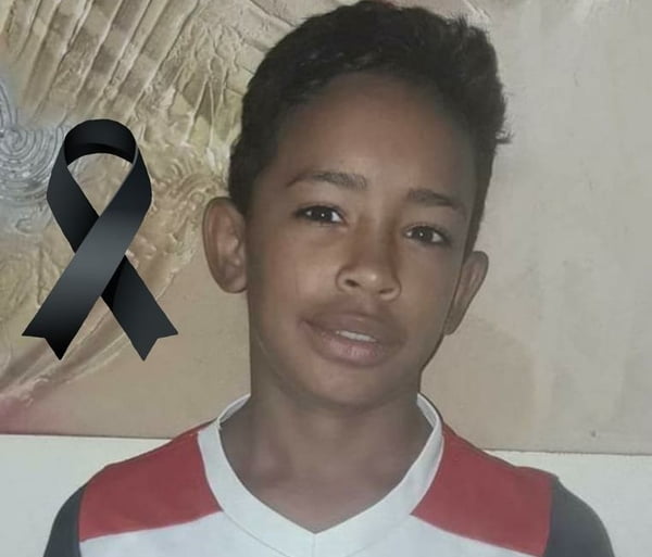 Matheus, 14 anos, morreu após cair de prédio, uma altura de 10 metros, quando estava soltando pipa
