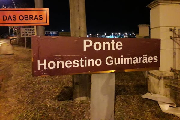 Estudantes trocam nome da Ponte Costa e Silva para Honestino Guimarães