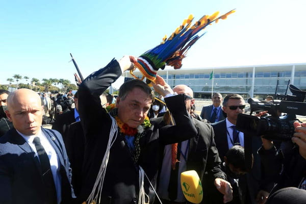 Presidente Bolsonaro desce a rampa do Palácio do Planalto e cumprimenta indígenas ligados ao  agronegócio. Foto: Rafaela Felicciano/Metrópoles