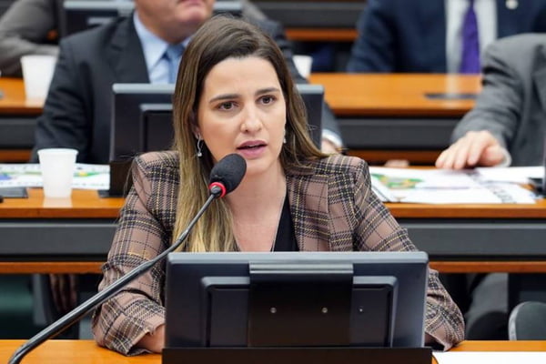 Justiça condena deputada Clarissa Garotinho, acusada de dar calote em aluguel de Corolla