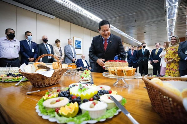 O vice-presidente faz aniversário no domingo (15/8), mas ganhou uma festa no gabinete nesta sexta-feira (13/8) – Foto: Passarinho/VPR