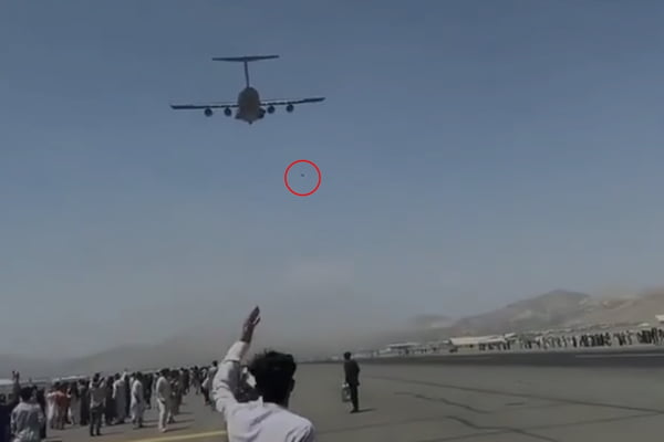 Pessoas caem de avião em tentativa de fuga do Afeganistão