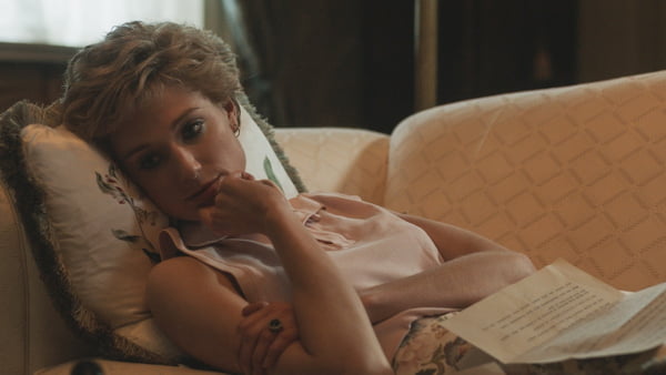 Elizabeth Debicki como Princesa Diana em The Crown