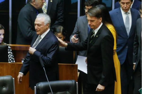 Imagem colorida dos ex-presidente Michel Temer e Jair Bolsonaro na Câmara dos Deputados - Metrópoles