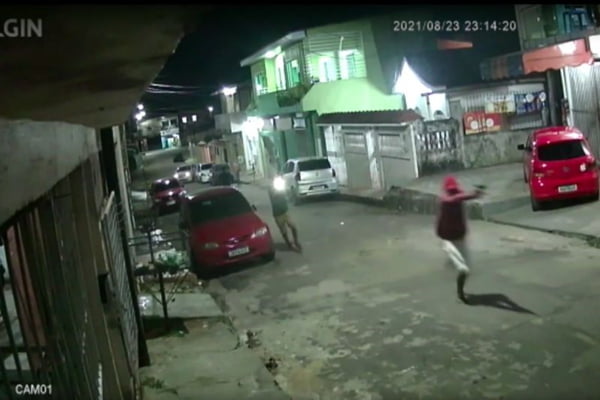 Vídeo homem corre de pistoleiros e outro é morto em Manaus
