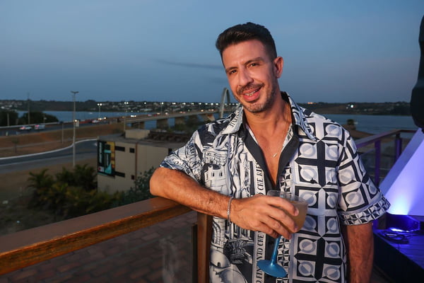 Bruno Mello comemora aniversário com amigos no rooftop do Mallí Bar