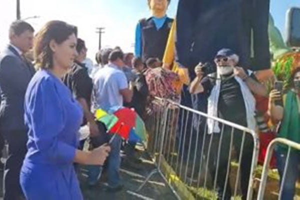 Primeira-dama Michelle Bolsonaro dança frevo em Pernambuco