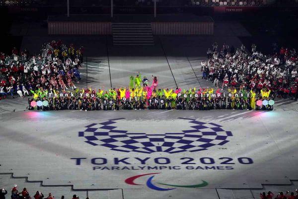 Obrigado a todos os Paraolímpicos é exibido durante a Cerimônia de Encerramento no dia 12 dos Jogos Paraolímpicos de Tóquio 2020 no Estádio Olímpico em 05 de setembro de 2021 em Tóquio, Japão