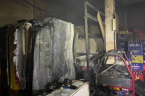 Incêndio destrói interior de loja no Gama durante a madrugada
