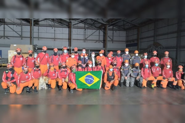 Bombeiros do DF com bandeira do Brasil