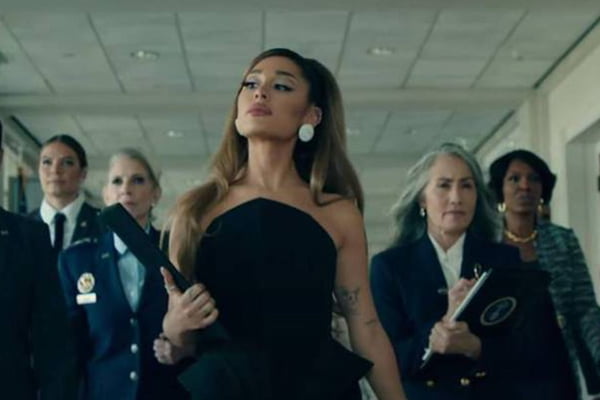 Cena do clipe de Ariana Grande - Metrópoles