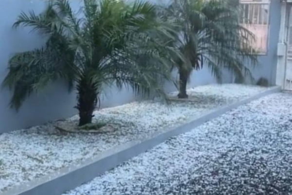 Vídeo: chuva de granizo deixa casas destelhadas em Chapecó (SC)