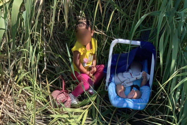 EUA duas crianças abandonadas são encontradas por agentes de fronteira