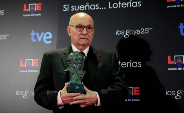 cineasta Mario Camus recebendo premiação