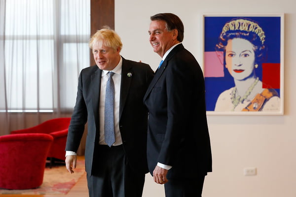 O presidente Jair Bolsonaro acompanhado do primeiro-ministro do Reino Unido, Boris Johnson