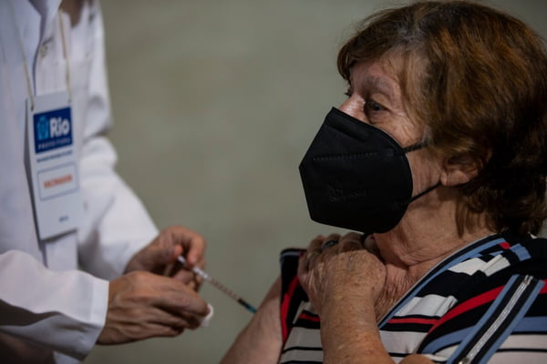 Vacinação na Cidade das Artes, na Barra da Tijuca. Idosos de 88 anos e antecipação da Pfizer para 50 anos