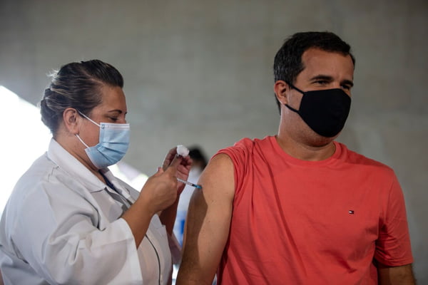 Vacinação na Cidade das Artes, na Barra da Tijuca. Idosos de 88 anos e antecipação da Pfizer para 50 anos