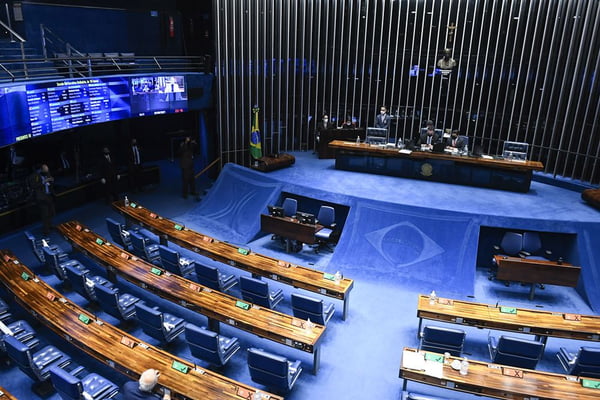Imagem colorida mostra plenário do Senado Federal do Brasil - Metrópoles