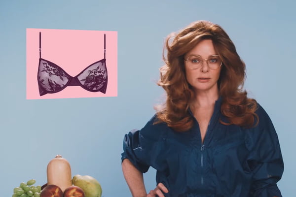 Stella McCartney na campanha Breast Cancer Awareness 2021, com parte do elenco da série Sex Education