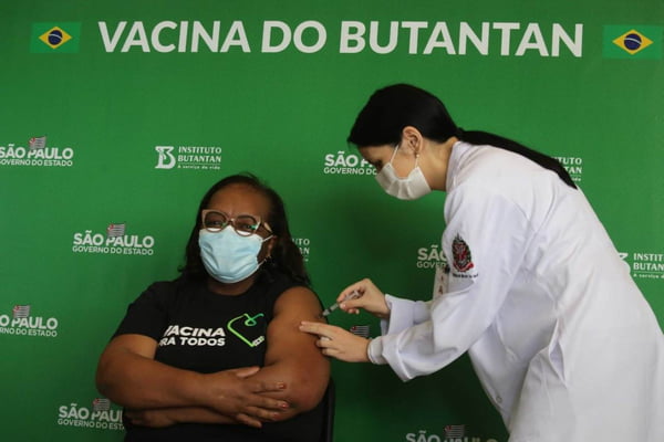 Mônica Calazans, primeira vacinada no Brasil, toma terceira dose da vacina contra a Covid-19.