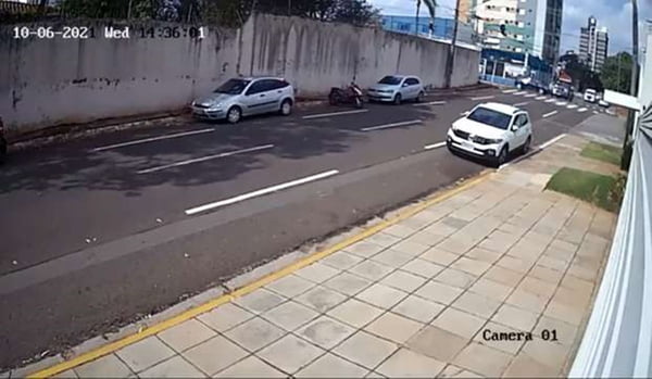 Motorista de Dodge furou sinal antes de bater em carro de jornalista (vídeo)
