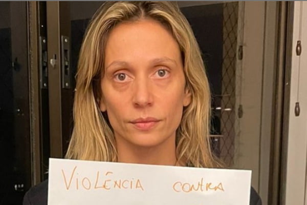 Foto colorida de Luísa Mell segurando um cartaz -Metrópoles