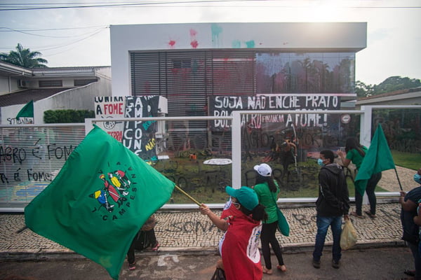 Prédio da Aprosoja em Brasília é alvo de ato contra Bolsonaro: "Agro é morte"