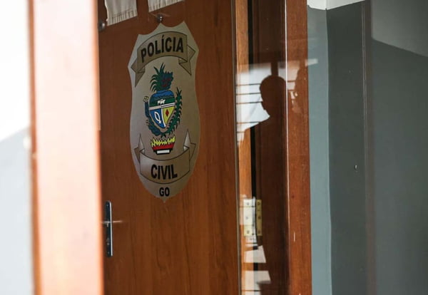 Porta de madeira com símbolo da Polícia Civil de Goiás