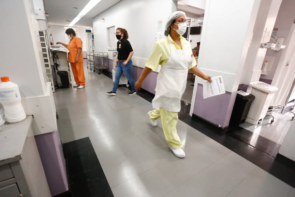 Profissionais de saúde retomam rotina em área de cuidados paliativos que foi usada como UTI Covid, em hospital em Goiânia, Goiás