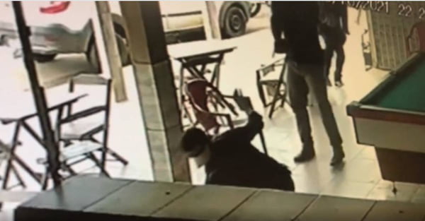 Câmera flagra sócio matando açougueiro após cobrança de R$ 300 dentro de bar