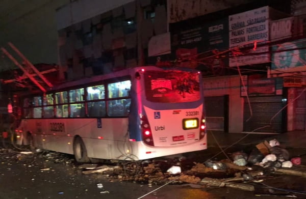Ônibus perde o freio e derruba poste em Taguatinga