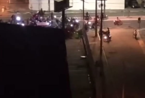 Vídeo mostra confusão após taxista atropelar motoboy