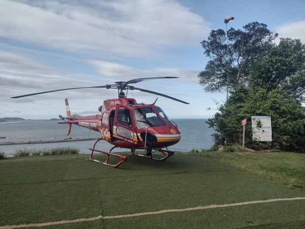 Voo de parapente termina mal em Itajaí e helicóptero é mobilizado para resgate
