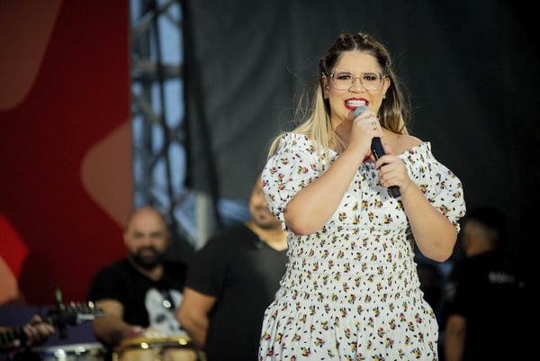 cantora Marília Mendonça durante show