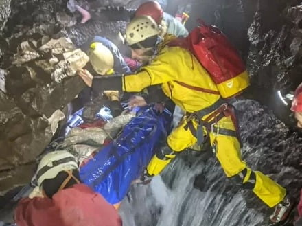 Homem é resgatado de caverna após ficar 54 horas preso