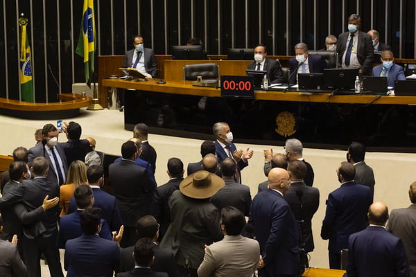 Deputados comemoram a aprovação PEC dos Precatórios votada em 2• turno 5